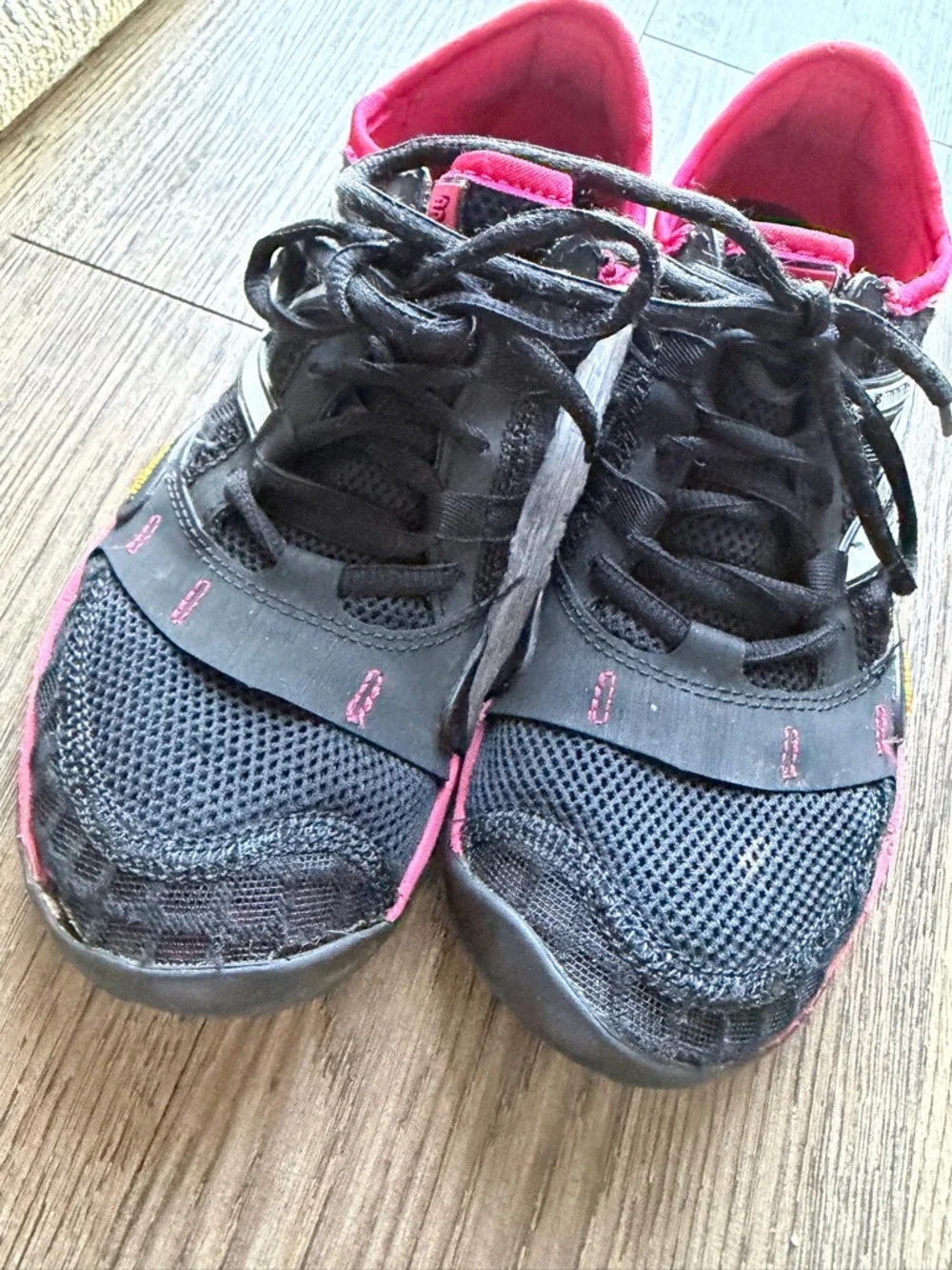New Balance Minimus Trail running shoes size 7 black and fushia